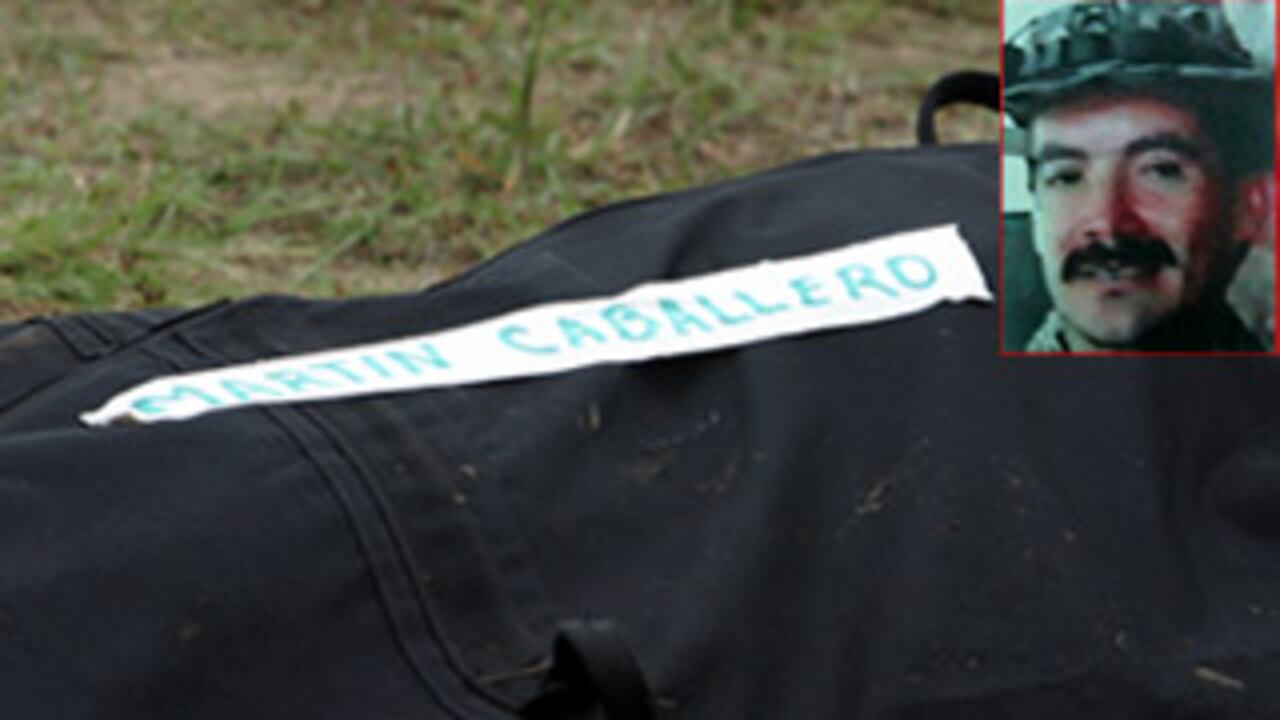 En esta bolsa negra llegó el cuerpo de ‘Martín Caballero’ a Carmen de Bolívar. Los militares exhibieron el cuerpo como un trofeo ante decenas de pobladores. Un gesto inncesario y excesivo.