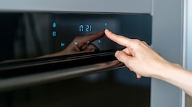 Imagen de referencia de persona cocinando con electrodomésticos.