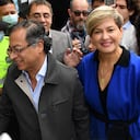 Colombian left-wing presidential candidate Gustavo Petro�s wife Veronica Alcocer gives the thumb up as she accompanies him upon their arrival at a polling station during the presidential runoff election in Bogota, on June 19, 2022. - Colombians vote for a new president in an election filled with uncertainty, as former guerrilla Gustavo Petro and millionaire businessman Rodolfo Hernandez vie for power in a country saddled with widespread poverty, violence and other woes. (Photo by Daniel MUNOZ / AFP)