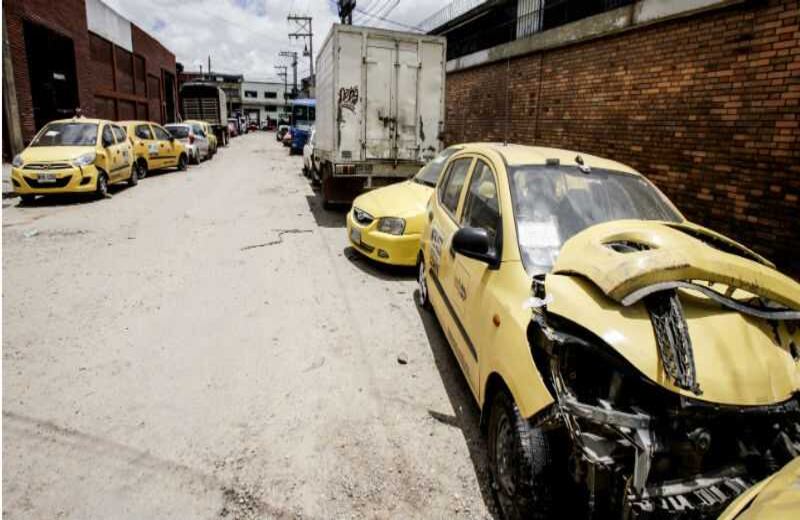 La zona se ha convertido en un cementerio de vehículos. Foto: Carlos Julio Martínez / SEMANA..