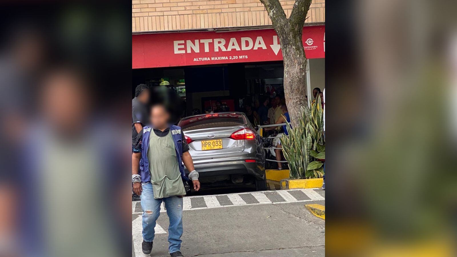 La víctima fue acribillada cuando se disponía a entrar al centro comercial.