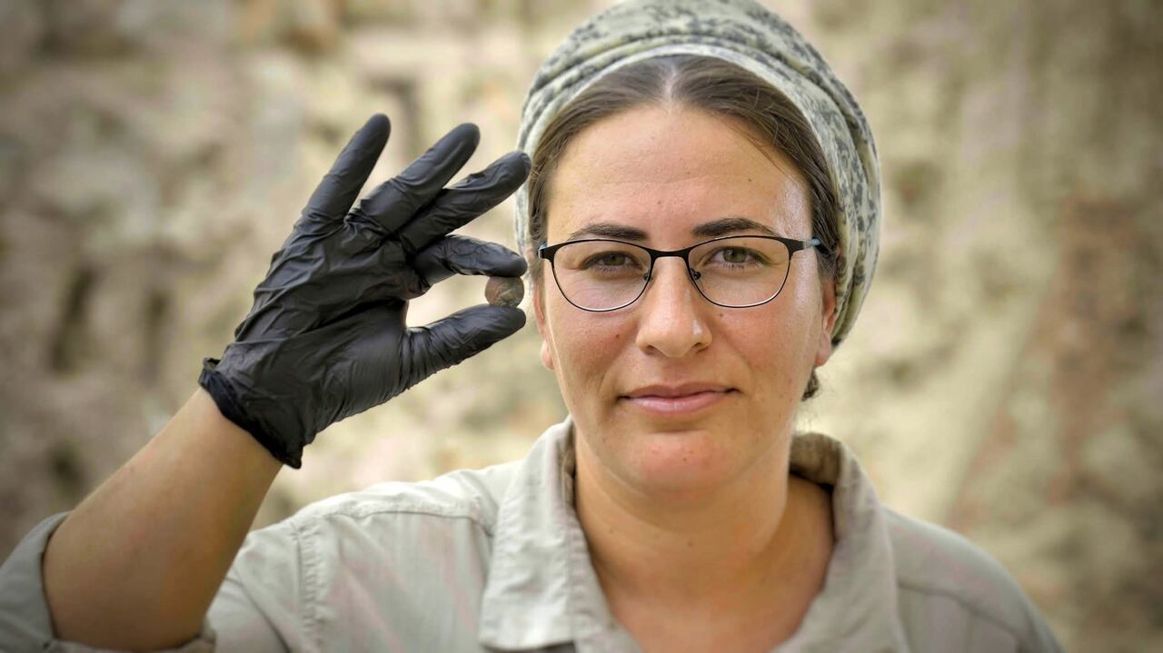 La extraña moneda de 2000 años de antigüedad que fue encontrada de casualidad en una excavación; vale una fortuna