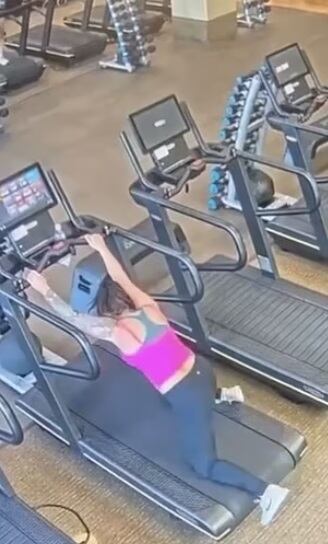 Mujer se quedó sin pantalones usando caminadora.