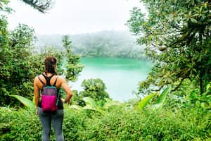 Mujer mirando dentro del volcán Cerro Chato en Costa Rica.