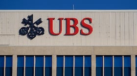 UBS acordó suavizar una cláusula de cambio adverso material que dejaría así sin validez al acuerdo si sus diferenciales de incumplimiento crediticio aumentan.