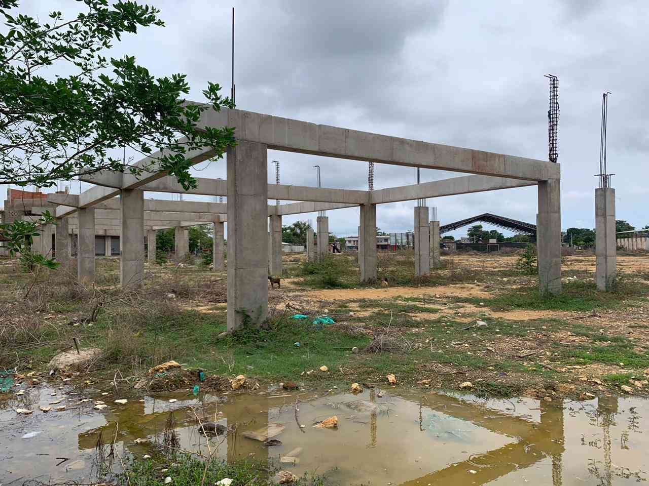 Esta obra se planeó como un colegio en un barrio vulnerable de Cartagena y está inconclusa, convertida en un pantano. 