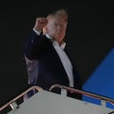 El presidente Donald Trump hace un gesto mientras sube al Air Force One en la Base Conjunta Andrews, Maryland.