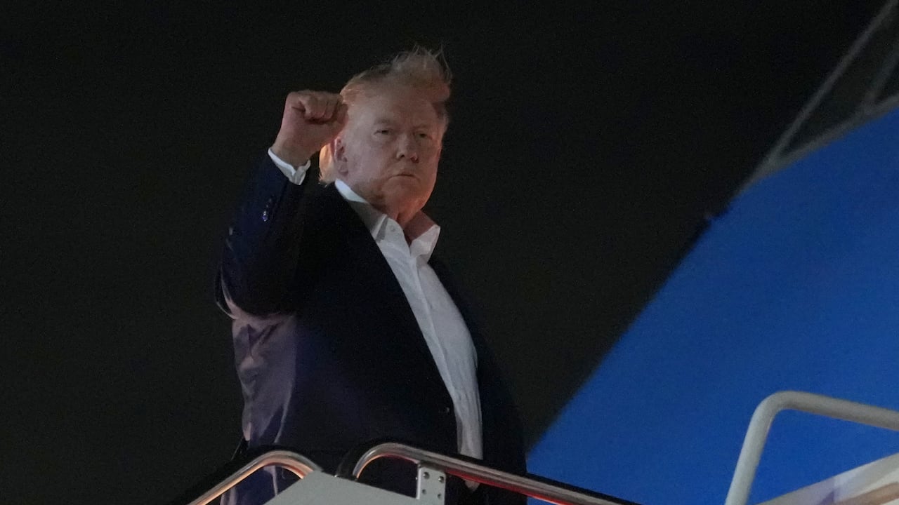El presidente Donald Trump hace un gesto mientras sube al Air Force One en la Base Conjunta Andrews, Maryland.