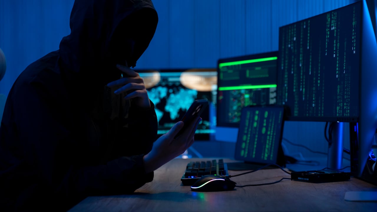 El fenómeno se denomina vibe hacking, en referencia al vibe coding, la creación de código informático por parte de no iniciados.