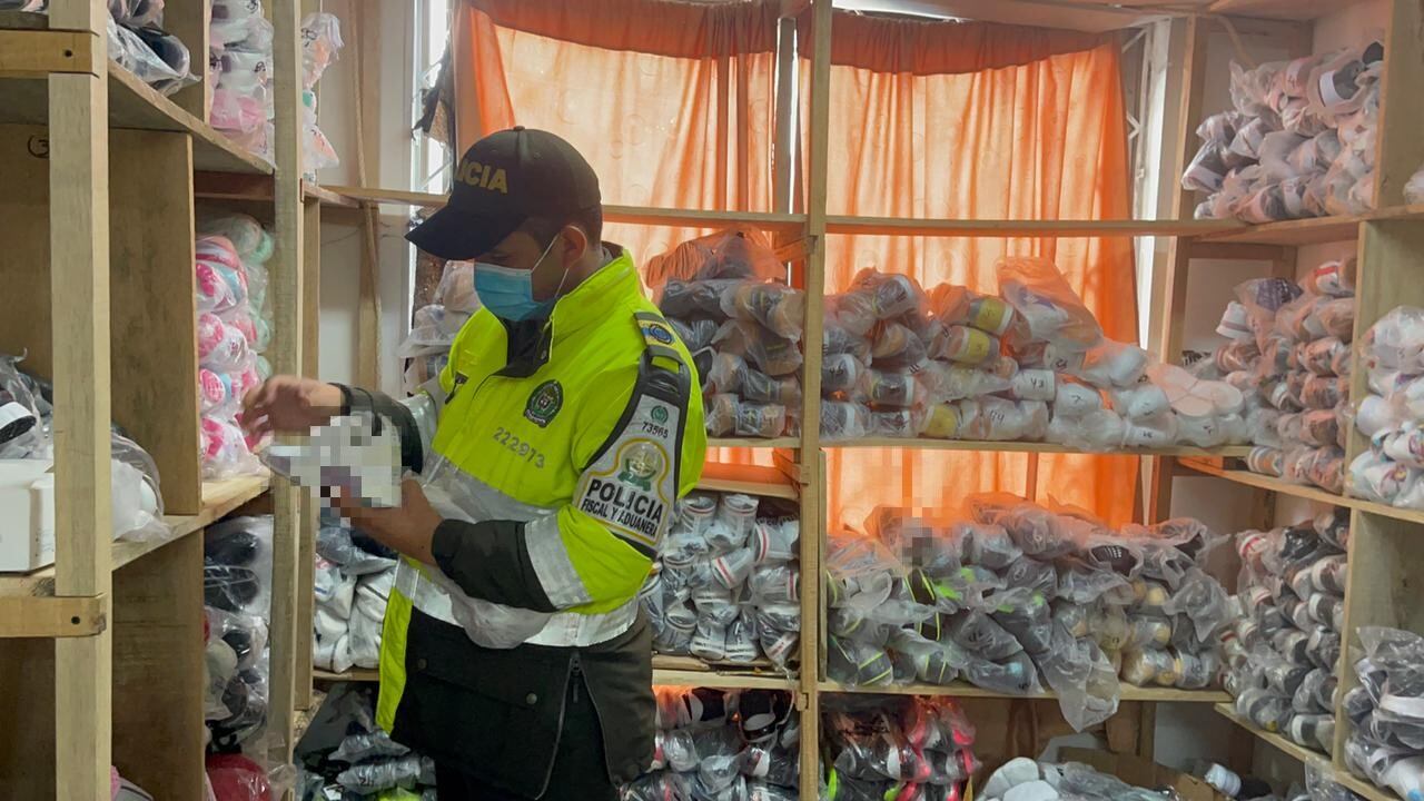 La POLFA y la DIAN propinaron un duro golpe al contrabando de confecciones, calzado y perfumería, en un reconocido centro comercial utilizado para el acopio de mercancías, ubicado en la localidad de Mártires.