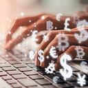 Emitir monedas electrónicas centralizadas tendría ventajas como disminuir el uso del efectivo y mejorar la eficiencia del sistema de pagos.