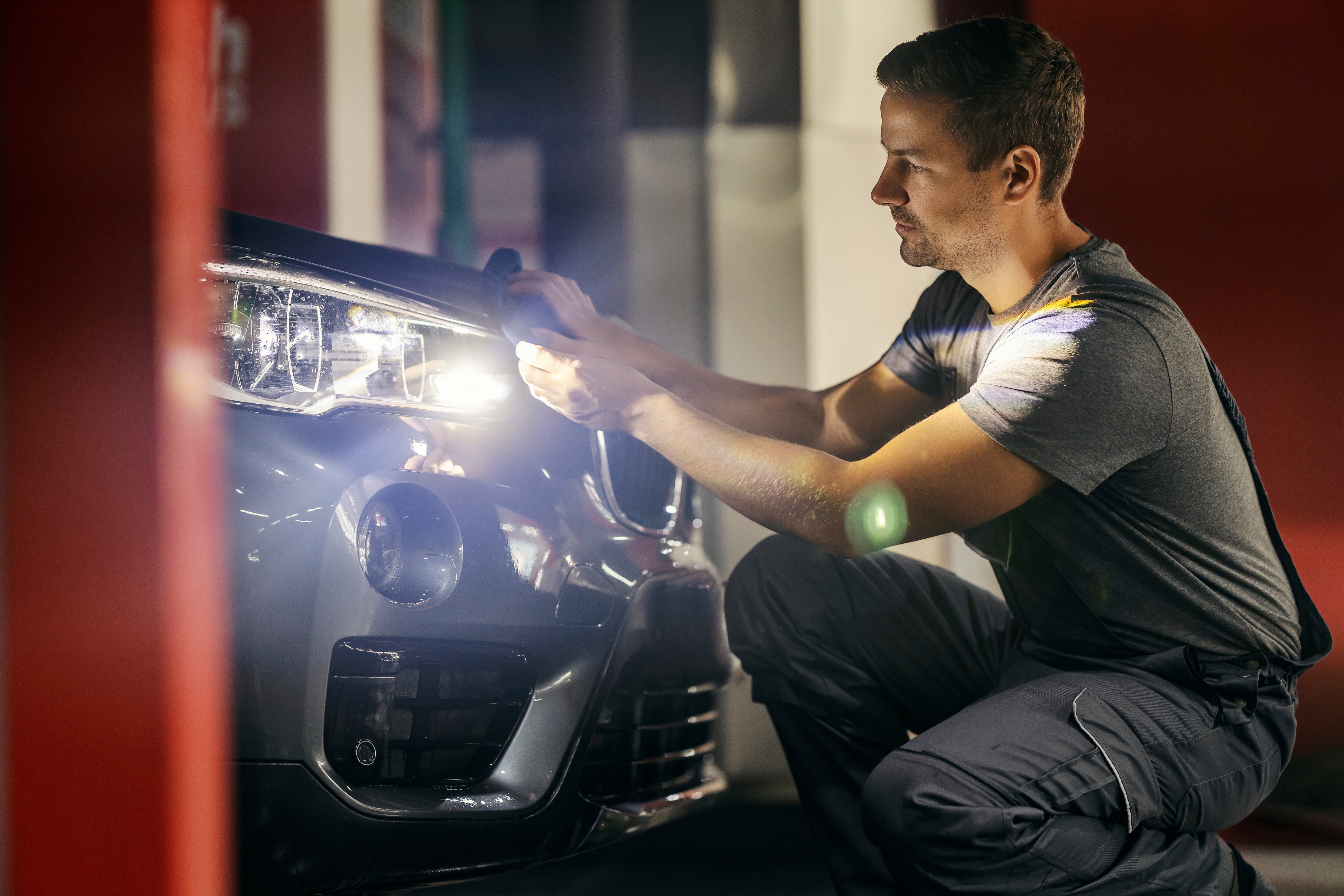 La caja de fusibles, por lo general, está ubicada muy cera del tablero de comandos del vehículo.
