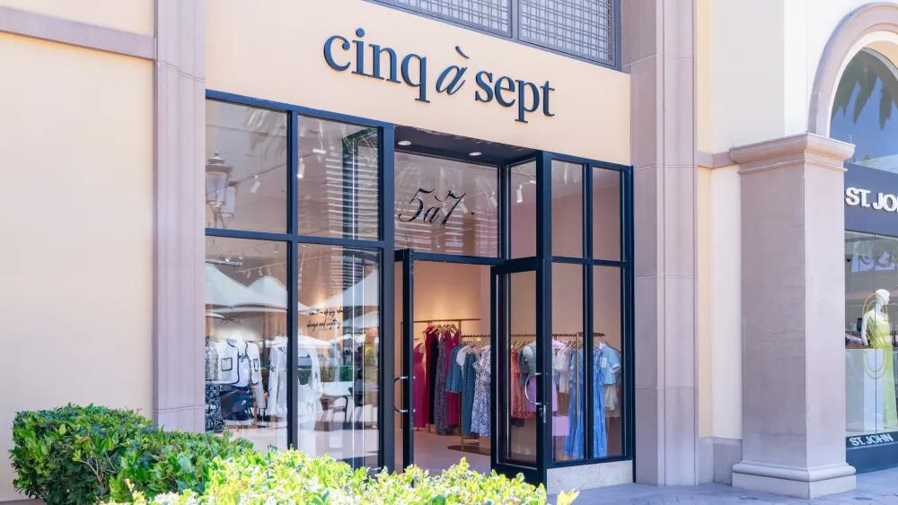 Cinq à Sept ha inaugurado su primera tienda en la Costa Oeste de Estados Unidos, eligiendo como ubicación el exclusivo centro comercial Fashion Island en Newport Beach, California.