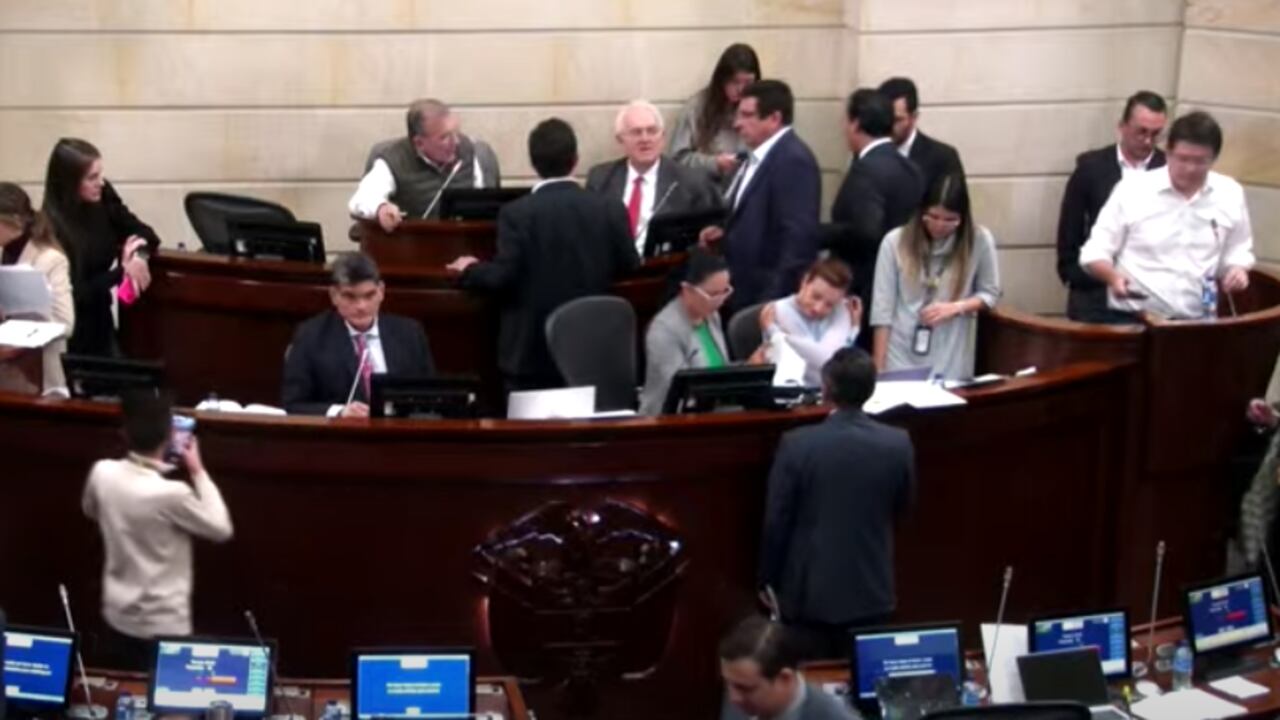 En medio de fuerte debate, funcionarios del gobierno intentan sacar adelante la reforma tributaria en su último debate en plenaria de Senado.