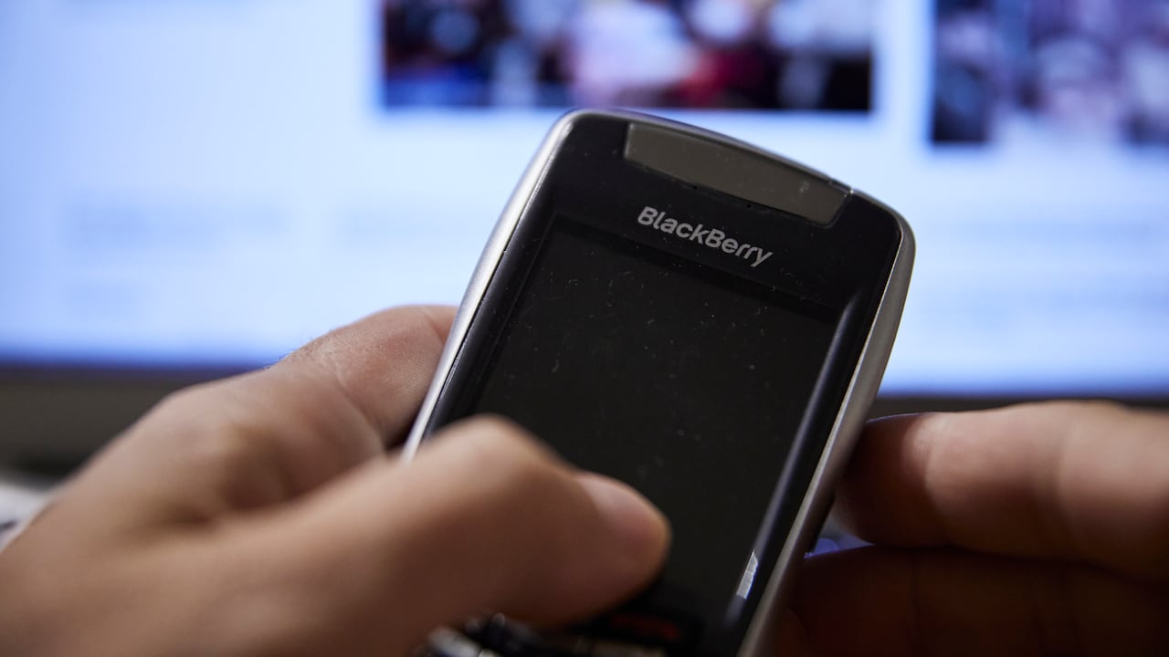 BlackBerry mencionó que los dispositivos con sistema operativo anterior a 10 dejarán de funcionar en 2022. (Photo By Jesus Hellin/Europa Press via Getty Images)
