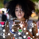 Medios sociales y concepto digital en línea, mujer que usa smartphone y muestra el icono de la tecnología.