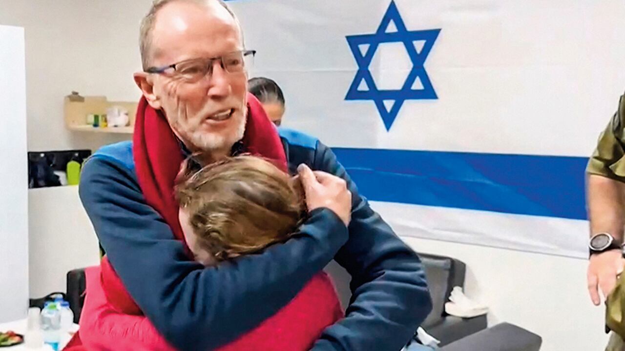 EMILY HANDDe 9 años, secuestrada por Hamás durante 50 días.
