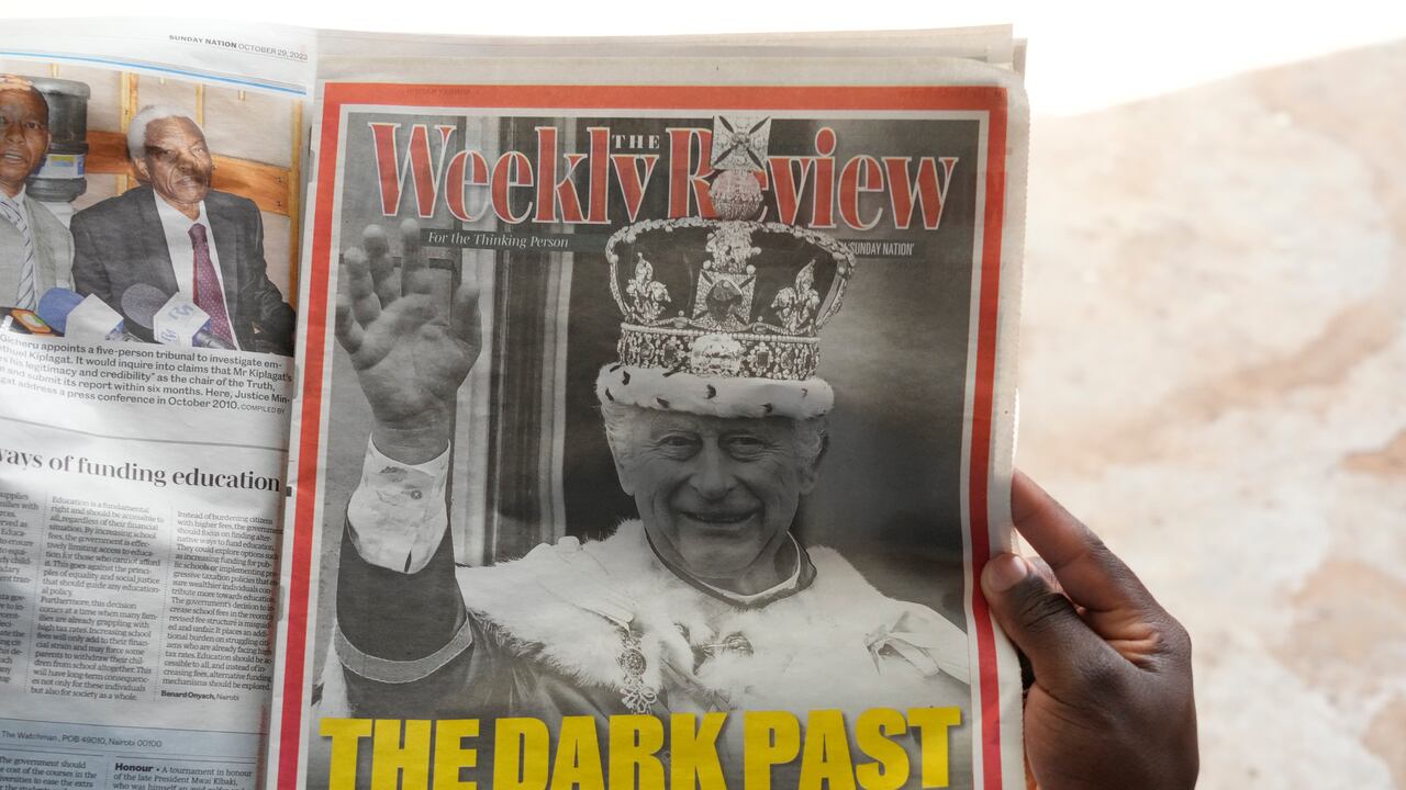 Un keniano lee el periódico Daily Nation con un retrato del rey Carlos III de Gran Bretaña y el titular "El pasado oscuro" en Nairobi, el domingo 29 de octubre de 2023. El rey Carlos III quiere mirar hacia el futuro durante su visita de Estado de cuatro días a Kenia comienza el martes 31 de octubre de 2023. Pero primero tendrá que afrontar el pasado. (Foto AP/Sayyid Abdul Azim)