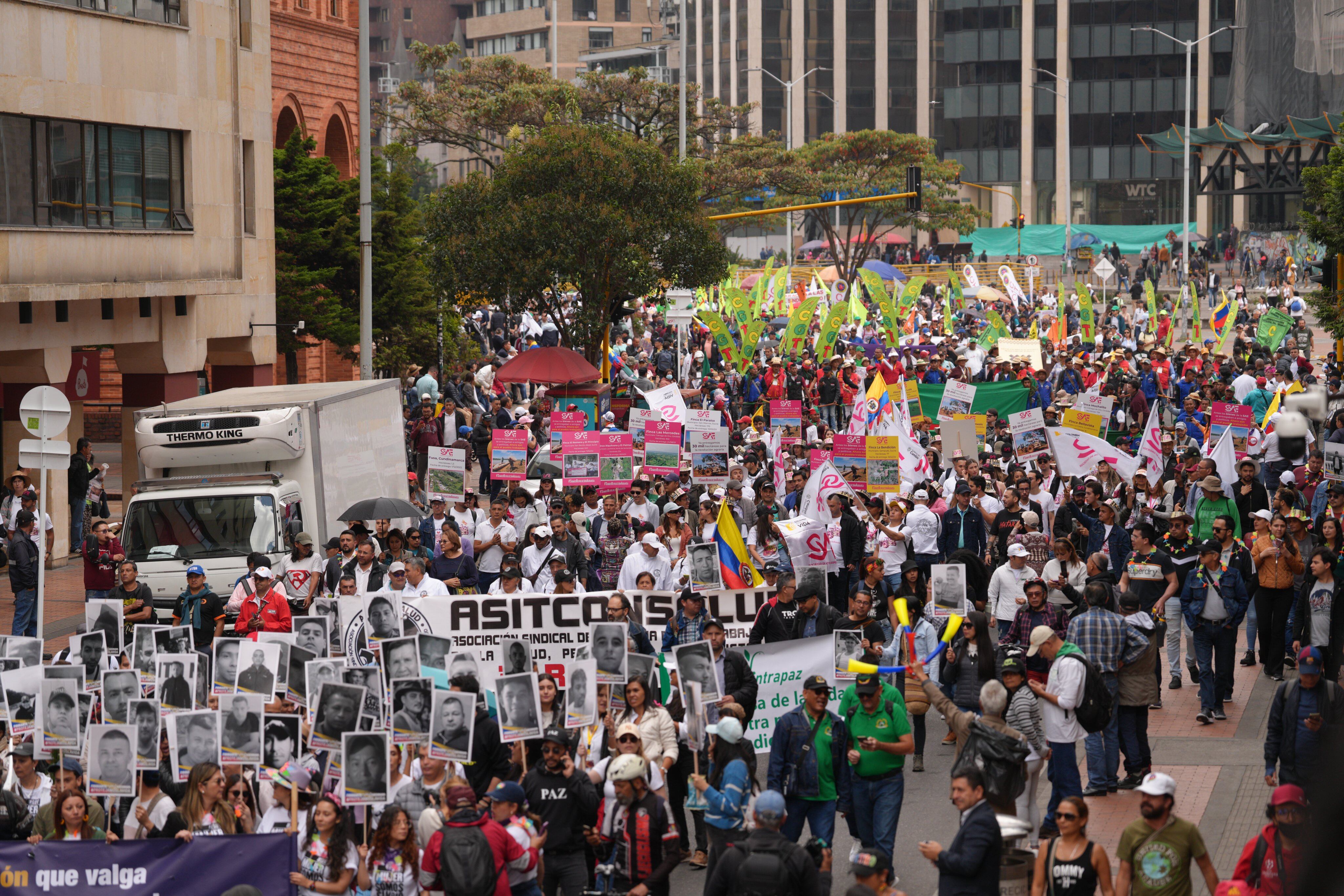 Comunidades indígenas avanzaron hacia la Plaza de Bolívar.