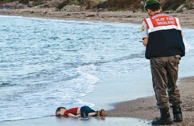 Alan Kurdi por Nilüfer Demir (2015, Turquía)
