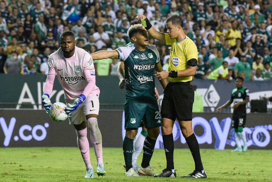 Teófilo Gutiérrez y el árbitro Jhon Alexander Ospina.