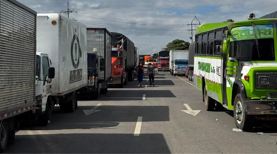 Vehículos represados en las vías de Norte de Santander por el paro de campesinos.