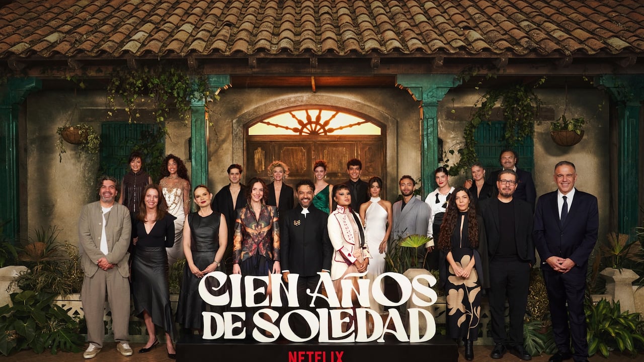 Junto a más de 350 invitados, el Teatro Mayor Julio Mario Santo Domingo fue el escenario elegido para la premiere de la segunda temporada de 'Cien años de soledad'.