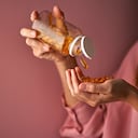 La vitamina E se puede usar para el cuidado del cabello y prevenir la caída del mismo.