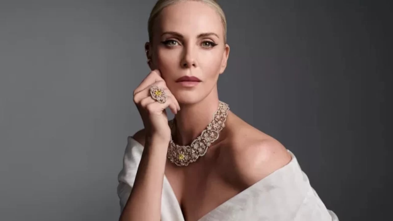 Charlize Theron luce el collar y anillo 'Couture Fleurie' de la colección de alta joyería Dior Milly Dentelle.