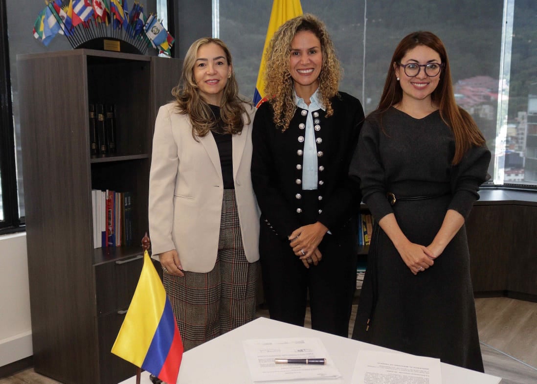 La nueva ministra de Trabajo, Natalia López Fuentes (centro), estará acompañada por Juliana Morad Acero (der.) y Elianne Ema Forero Pérez (izq.) como viceministras de la cartera.