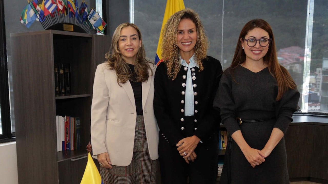La nueva ministra de Trabajo, Natalia López Fuentes (centro), estará acompañada por Juliana Morad Acero (der.) y Elianne Ema Forero Pérez (izq.) como viceministras de la cartera.