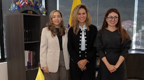 La nueva ministra de Trabajo, Natalia López Fuentes (centro), estará acompañada por Juliana Morad Acero (der.) y Elianne Ema Forero Pérez (izq.) como viceministras de la cartera.