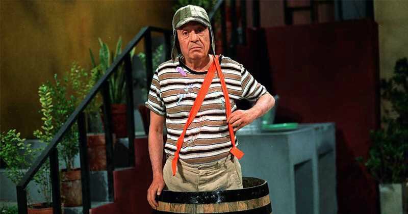 El Chavo del 8 metido entre un barril.