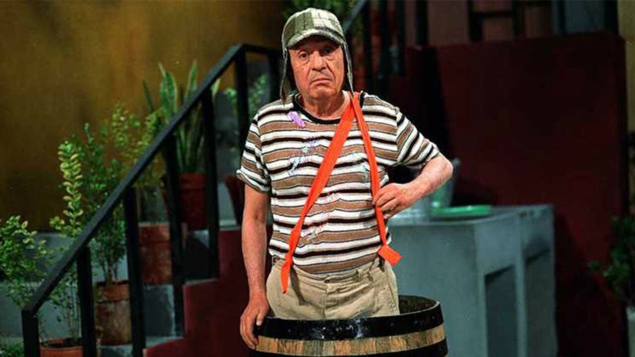El Chavo del 8 metido entre un barril.