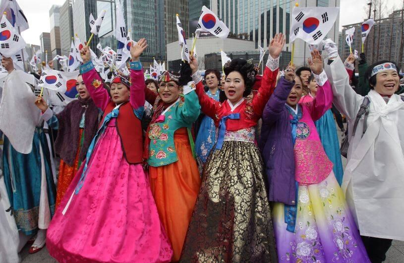 En 2015 cientos de coreanos marcharon vistiendo trajes típicos para celebrar la independencia en Seúl. FOTO: Chung Sung-Jun/Getty Images