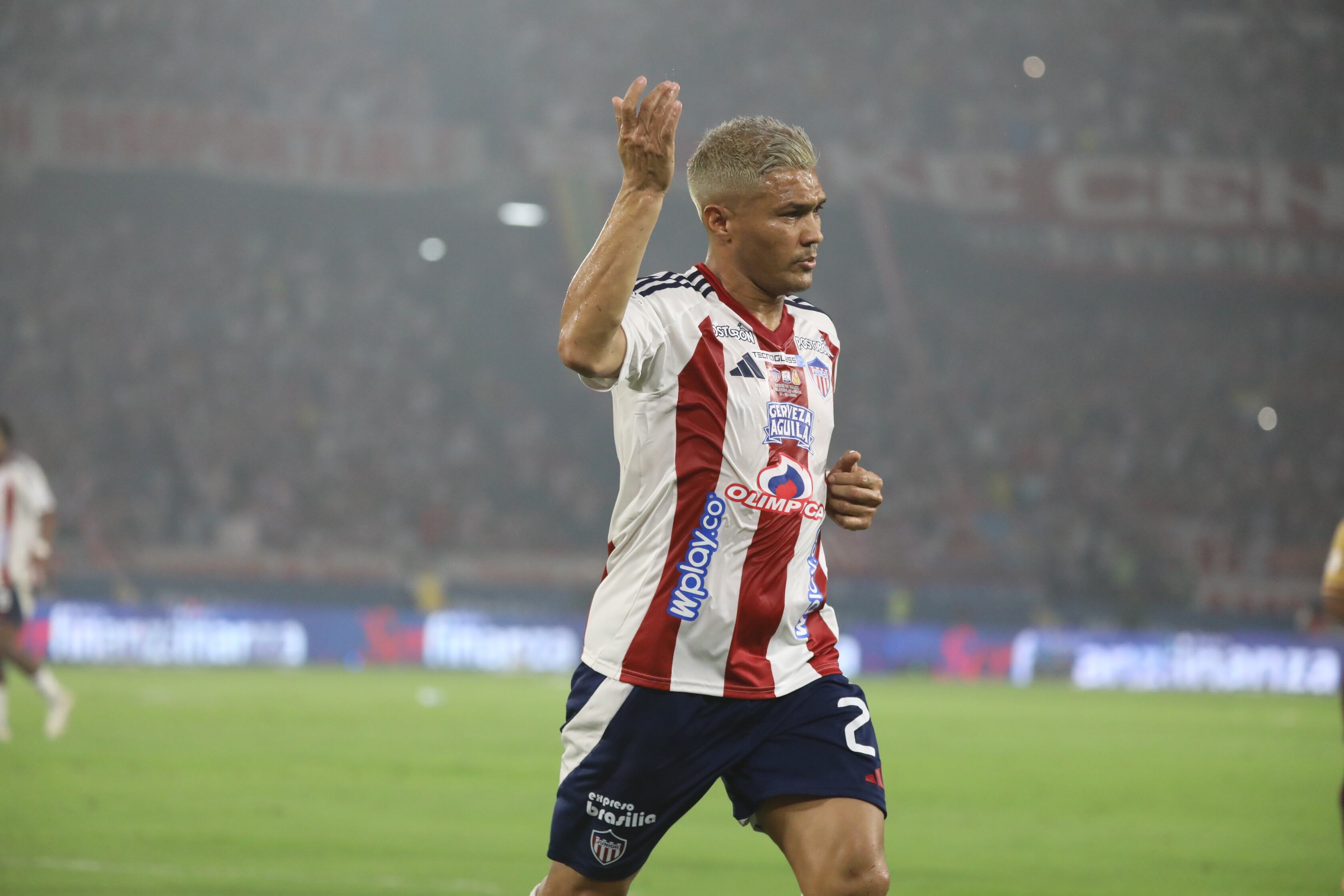 Teófilo Gutiérrez levantando a la afición en el Estadio Metropolitano.