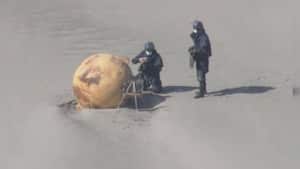 Misterio de esfera 'gigante' en una playa japonesa. Se descartó que tuviera algún explosivo.