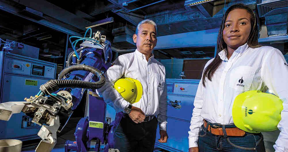 De izquierda a derecha: Lucila, robot de laboratorio de Argos, Alberto Carlos Riobó, gerente de la planta de Argos en Cartagena, y Marilis Carreazo, ingeniera de calidad.
