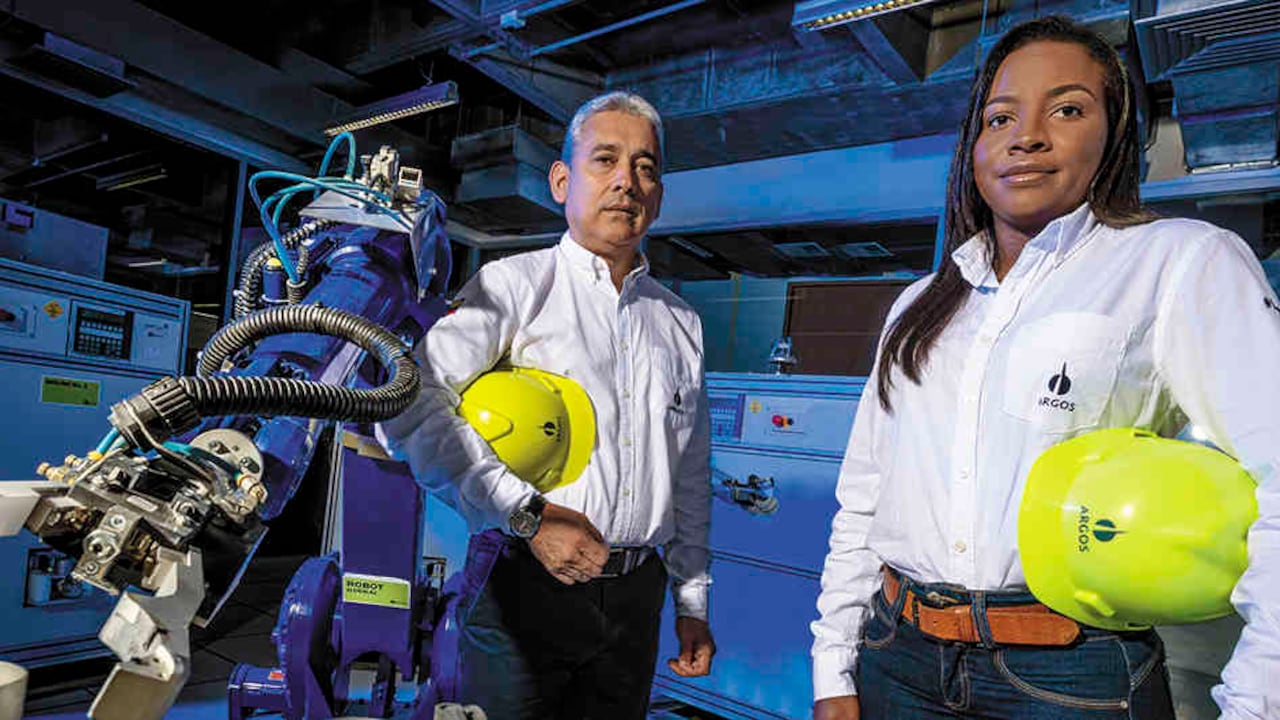 De izquierda a derecha: Lucila, robot de laboratorio de Argos, Alberto Carlos Riobó, gerente de la planta de Argos en Cartagena, y Marilis Carreazo, ingeniera de calidad.