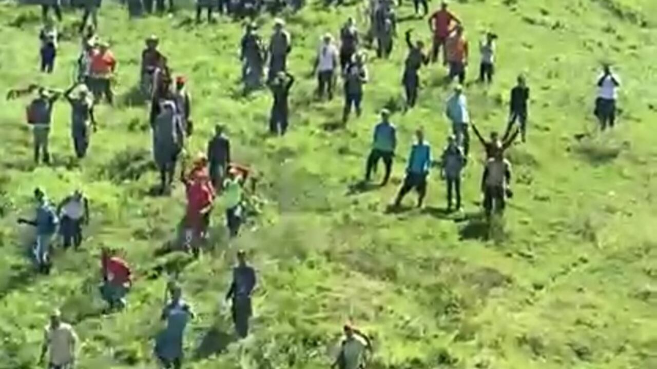 El impactante video que muestra a campesinos frenar operaciones del Ejército en la zona donde secuestraron a dos soldados en Antioquia.