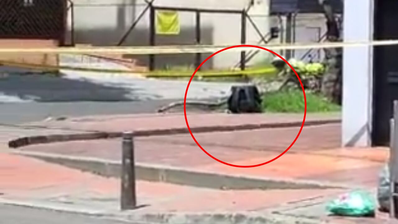 La Policía acordonó la zona ante la alarma por el paquete sospechoso abandonado.