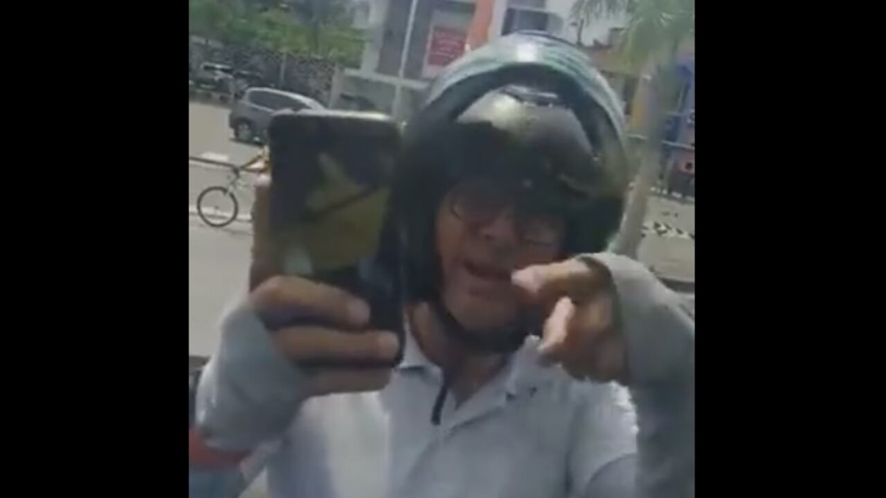 El motociclista se ofuscó luego de invadir el carril exclusivo del MIO.