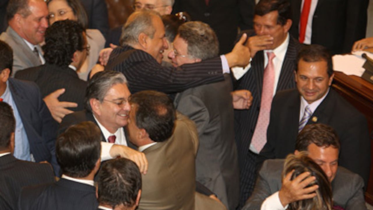 Líderes de los partidos uribistas y representantes celebran la aprobación definitiva, en el Congreso, del referendo reeleccionista.
