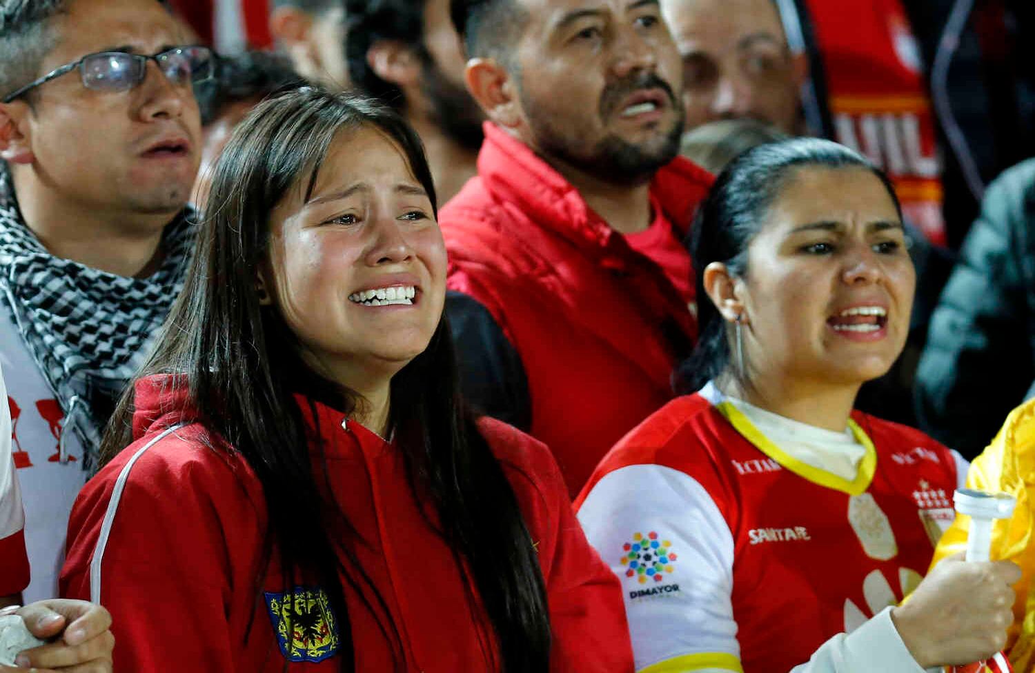 La tristeza de los hinchas rojos fue notoria en las gradas de El Campín. Foto: Daniel Reina / SEMANA