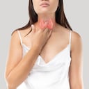 Control de la glándula tiroides en mujeres. Dolor de garganta de un pueblo sobre fondo gris