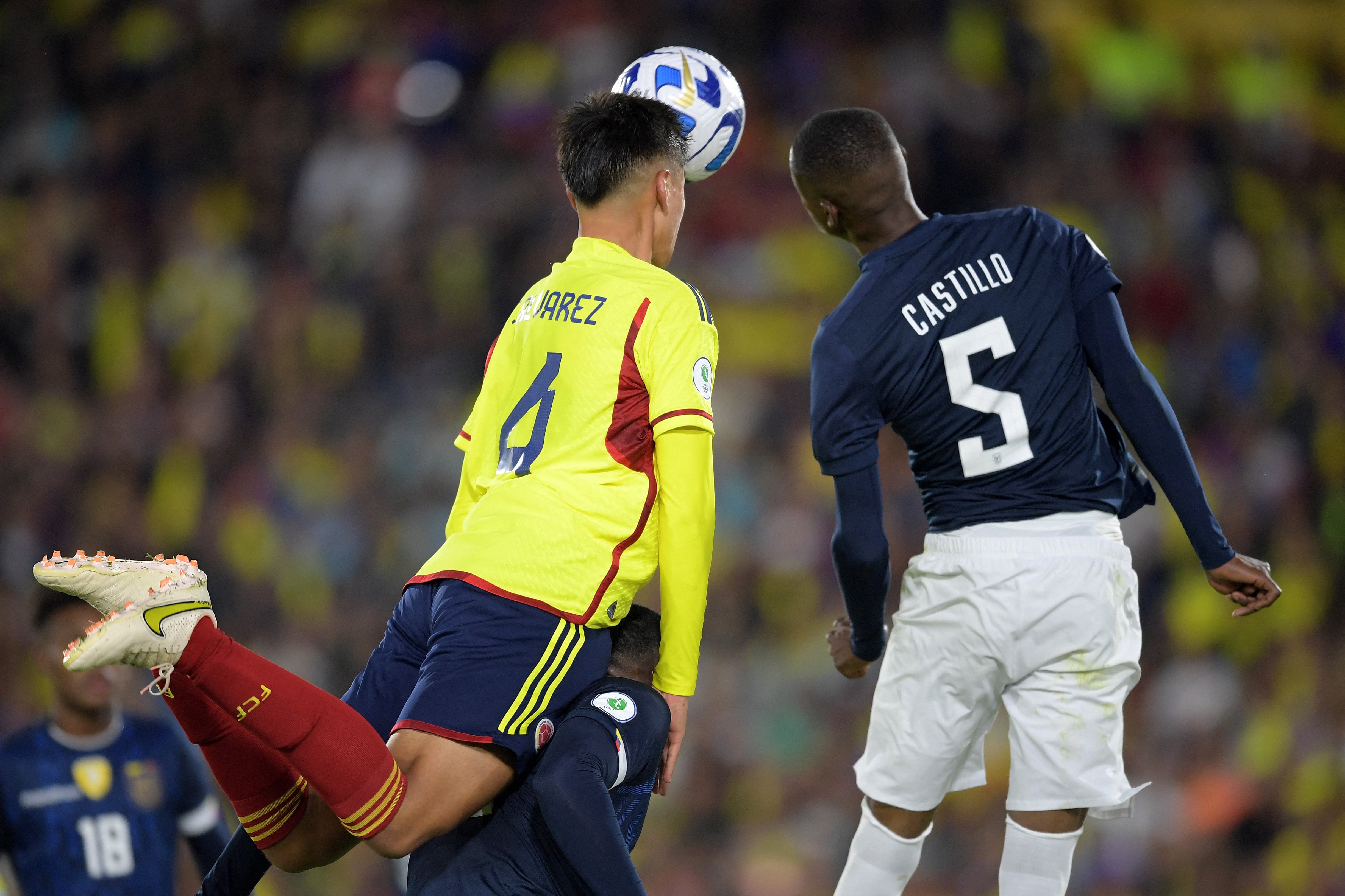 Álvarez defendiendo un esférico en duelo entre Colombia y Ecuador.