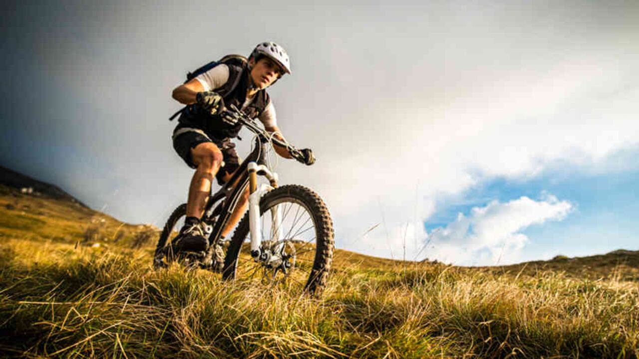 Recuerde llevar una vestimenta adecuada, hidratación suficiente y casco. Prepárese para sudar.