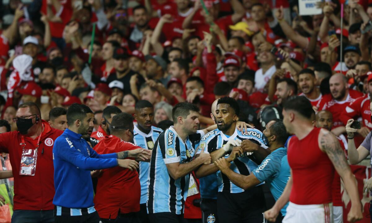 PORTO ALEGRE, BRAZIL - NOVEMBER 06: Players of Gremio and Players of Internacional argue after the end of the match between Internacional and Gremio as part of Brasileirao Series A at Beira-Rio Stadium on November 6, 2021 in Porto Alegre, Brazil. (Getty Images/Silvio Avila)