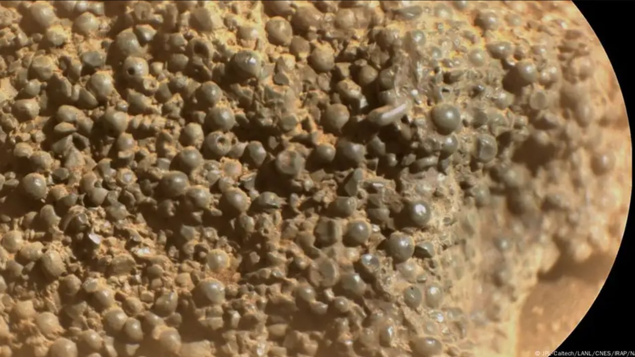 Una formación rocosa en Marte con esferas oscuras intriga a la NASA por su extraña textura.