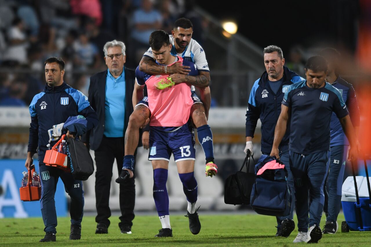 Edwin Cardona siendo retirado del campo de juego tras su lesión.